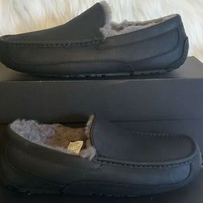 UGG MEN’S ASCOT BLACK LEATHER 1103889 SZ 9, SLIPPERS.