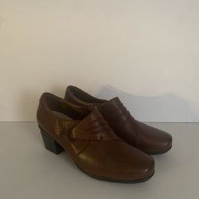 New Clarks Emslie Willa Heeled Loafer Leather 8.5M Mahogany Brown Womens