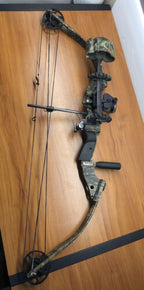 Parker Buck Hunter Compound Bow 50 lb 28" Draw Camoflage with Quiver