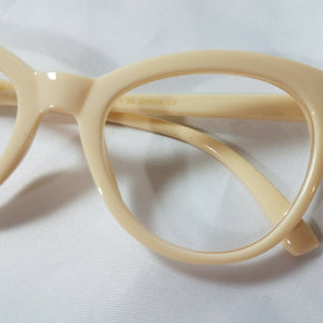 NEW 2.00 Betsey Johnson READING GLASSES Oversize Cat Eye Ivory Readers